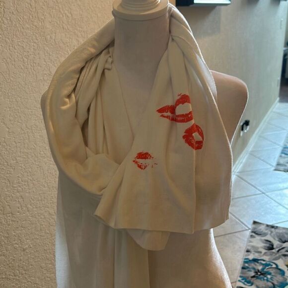 Wildfox Womens Lipstick Kiss Graphic Print Scarf White Red Lips Comfy Lounge New - Picture 2 of 6